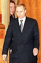 Исполняющий обязанности Президента России Владимир Путин перед началом экстренного заседания Правительства России.