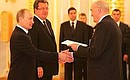 Верительную грамоту Президенту России вручает посол Суверенного Мальтийского ордена Джанфранко Факко Бонетти.