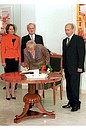 Встреча с Президентом ФРГ Йоханнесом Рау и Кристиной Рау. Людмила Путина оставила запись в книге почетных гостей.