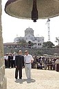 С Президентом Украины Леонидом Кучмой во время осмотра херсонесского колокола, установленного на высоком берегу Черного моря.