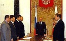 Владимир Путин начал совещание с членами Правительства с минуты молчания в память о погибших в Беслане.