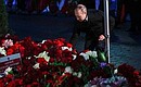 Владимир Путин возложил цветы к могиле актёра театра и кино, народного артиста СССР Василия Ланового на Новодевичьем кладбище.