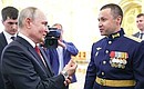 Военный лётчик подполковник Илья Мельников подарил главе государства авиационные часы. Фото: Егор Алеев, ТАСС