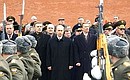 Церемония возложения венка к Могиле Неизвестного солдата у Кремлевской стены. Во время торжественного марша роты почетного караула Московского гарнизона.