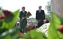 Возложение цветов к месту захоронения Ислама Каримова. С Премьер-министром Узбекистана Шавкатом Мирзиёевым.