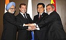 Участники саммита БРИК: Премьер-министр Индии Манмохан Сингх, Президент России Дмитрий Медведев, Председатель КНР Ху Цзиньтао, Президент Бразилии Луис Инасиу Лула да Силва.