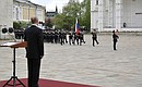В День Победы Владимир Путин провёл смотр марша пеших и конных караулов Президентского полка на Соборной площади Московского Кремля.