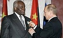 Владимир Путин наградил Президента Анголы Жозе Эдуарду душ Сантуша орденом Дружбы за личный вклад в укрепление дружбы и сотрудничества между двумя странами.