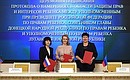 Maria Lvova-Belova and commissioners for Children's Rights of Lugansk and Donetsk people's republics sign a Protocol of Intent. Photo by Civic Chamber of the Russian Federation