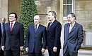 Перед началом саммита Россия-ЕС с Премьер-министром Великобритании Энтони Блэром (справа), Верховным представителем ЕС по внешней политике и безопасности Хавьером Соланой (крайний справа) и главой Европейской комиссии Жозе Мануэлом Баррозу (слева).