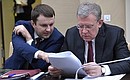 Министр экономического развития Максим Орешкин (слева) и председатель Счётной палаты Алексей Кудрин перед началом совещания с членами Правительства.