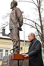 На торжественной церемонии открытия памятника Александру Солженицыну.