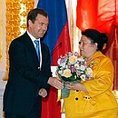 Дмитрий Медведев вручил орден «Родительская слава» Ольге Чаузовой, матери 13 детей.