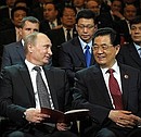 С Председателем Китайской Народной Республики Ху Цзиньтао на концерте по случаю открытия саммита ШОС.
