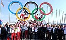 С чемпионами и призёрами XXII Олимпийских зимних игр 2014 года во время посещения Олимпийского парка.