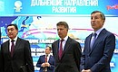 Министр транспорта Максим Соколов (в центре) во время осмотра выставок «Развитие транспортно-логистического потенциала евразийского пространства» и «Астана-ЭКСПО-2017».
