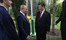 Перед началом пленарного заседания СВМДА Президент России заехал в резиденцию Председателя Китайской Народной Республики, чтобы поздравить его с Днём рождения.