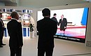 Владимир Путин и Председатель КНР Си Цзиньпин посетили фотовыставку, посвящённую истории российско-китайского торгово-экономического сотрудничества.
