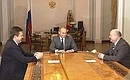 Слева от Президента – Премьер-министр Украины Виктор Янукович, справа – Председатель Правительства России Михаил Фрадков.