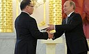 Верительную грамоту Президенту России вручает посол Республики Мальта Рэймонд Сарсеро.