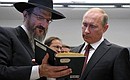 С главным раввином России Бен Лазаром во время посещения Еврейского музея и Центра толерантности.