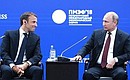 Владимир Путин и Президент Франции Эммануэль Макрон приняли участие в панельной дискуссии «Бизнес-диалог Россия – Франция». Фото ТАСС