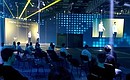 Презентация проектов финалистов международного детского конкурса по искусственному интеллекту в ходе основной дискуссии конференции Artificial Intelligence Journey 2021. Фото ТАСС