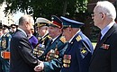 Перед началом церемонии возложения цветов к Могиле Неизвестного Солдата. С ветеранами Великой Отечественной войны.