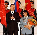 Дмитрий Медведев вручил первые юбилейные медали «65 лет Победы в Великой Отечественной войне 1941–1945 годов». Награда вручена участнику обороны Керчи Нине Соколовой.