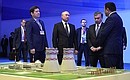 Владимир Путин и Шавкат Мирзиёев осмотрели макет будущей атомной электростанции, изготовленный по образцу существующей Нововоронежской АЭС-2.