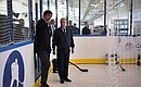 С учредителем фонда «Талант и успех» Валерием Каменским во время посещения хоккейной тренировочной базы в центре «Сириус».