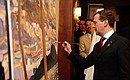 После общения с представителями «юношеской восьмёрки» Дмитрий Медведев и другие участники саммита символически завершили картину местного художника Джерри Лантеня. Картина будет передана в дар жителям Хантсвилла.