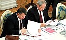 Перед началом совещания о мерах по реализации жилищной политики. Министр обороны Анатолий Сердюков (слева) и Министр регионального развития Виктор Басаргин.