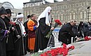 Возложение цветов к памятнику Кузьме Минину и Дмитрию Пожарскому в День народного единства.