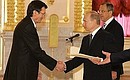 Верительную грамоту Президенту России вручает посол Республики Сербия в России Станимир Вукичевич.