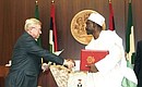 Президент Нигерии Умару Яр’Адуа и руководитель Федерального космического агентства Анатолий Перминов после подписания российско-нигерийского соглашения в космической сфере.