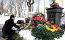 Возложение цветов к могиле Анатолия Собчака.