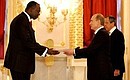 Верительную грамоту Президенту России вручает посол Республики Руанда Эжен-Ришар Гасана.