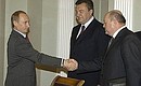 С Премьер-министром Украины Виктором Януковичем и Председателем Правительства России Михаилом Фрадковым (крайний справа).