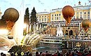 Водно-музыкальное представление «Феерия петергофских фонтанов». Фото: Сергей Гунеев, РИА «Новости»