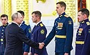 По окончании торжественного приёма в Георгиевском зале Президент пообщался с выпускниками военных вузов. Фото: Егор Алеев, ТАСС