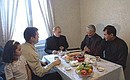 В гостях у новоселов в микрорайоне «Алроса» г. Ленска. С Президентом Якутии Михаилом Николаевым (второй справа) и главой МЧС Сергеем Шойгу (справа).