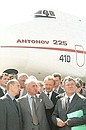 Посещение Международного авиационно-космического салона «МАКС-2001». У самолета Ан-225 «Мрия».
