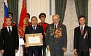 Вручение грамоты о присвоении почётного звания «Город воинской славы» представителям Нальчика.