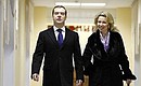 Дмитрий и Светлана Медведевы посетили избирательный участок на западе Москвы.