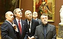 Посещение Русского музея. С Президентом США Джорджем Бушем и директором музея Владимиром Гусевым (справа) во время осмотра экспозиции.
