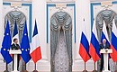 С Президентом Франции Эммануэлем Макроном в ходе пресс-конференции по итогам российско-французских переговоров. Фото Сергея Гунеева