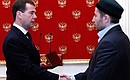 Дмитрий Медведев передал орден Мужества сыну погибшего муфтия Курамагомеда Рамазанова Магомедарипу Рамазанову.