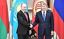 С Президентом Киргизии Алмазбеком Атамбаевым перед началом заседания Высшего Евразийского экономического совета.