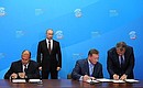 По окончании встречи глава государства присутствовал на церемонии подписания ряда документов о сотрудничестве в сфере энергетики между российскими и иностранными компаниями.